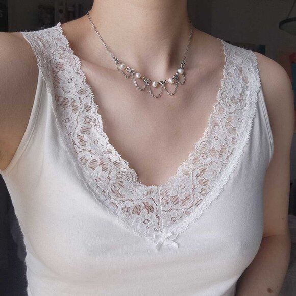 Gothic Coquette white freshwater pearl chandelier necklace with a silver chain - Picture 5 of 7